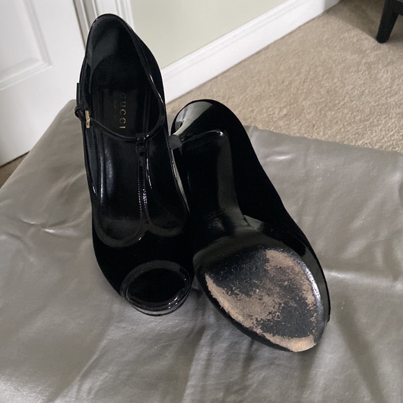 Gucci Velvet T-Strap Peep Toe - Picture 4 of 7